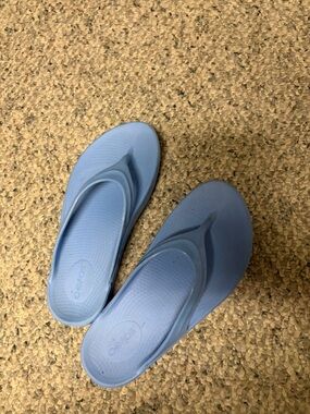 Oofos recovery sandal